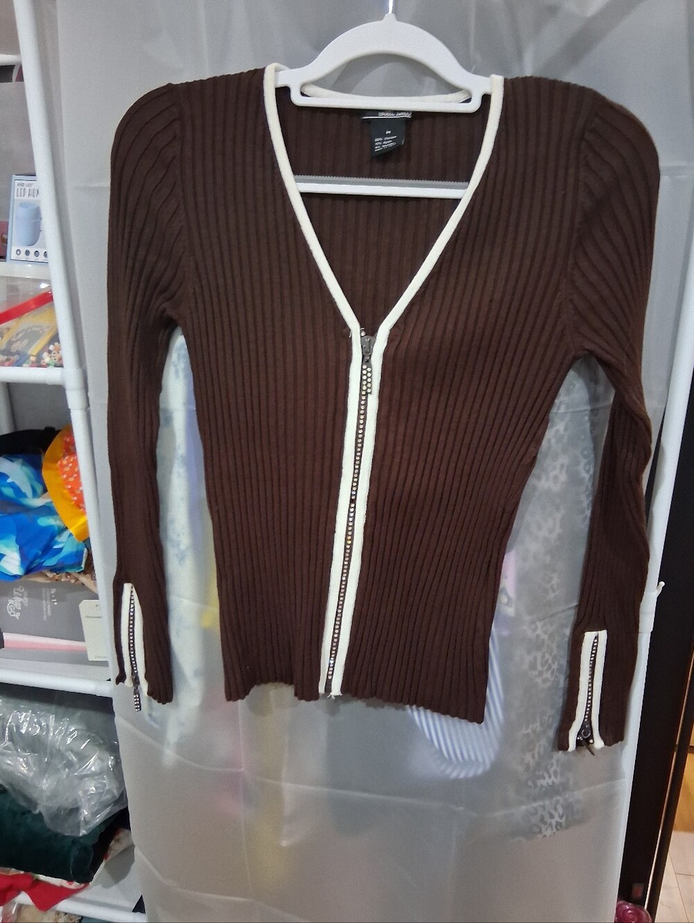 Willi Smith Brown Ribbed V-Neck Zip-Front Sweater with Cream Trim